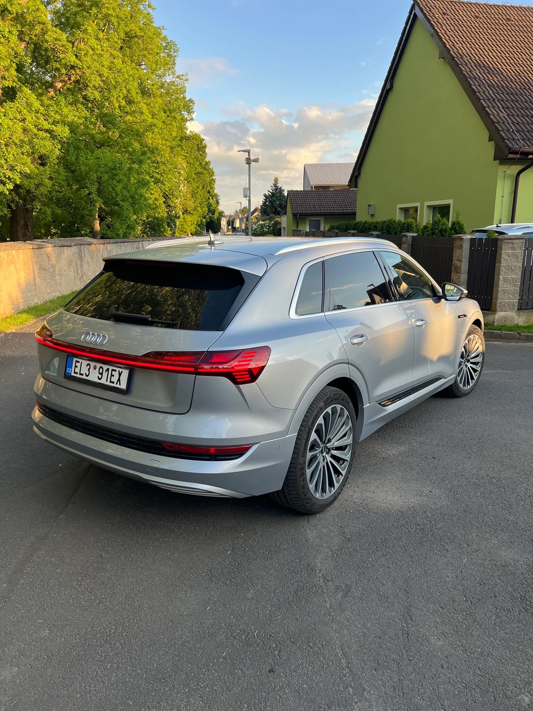 Audi e-tron — 4