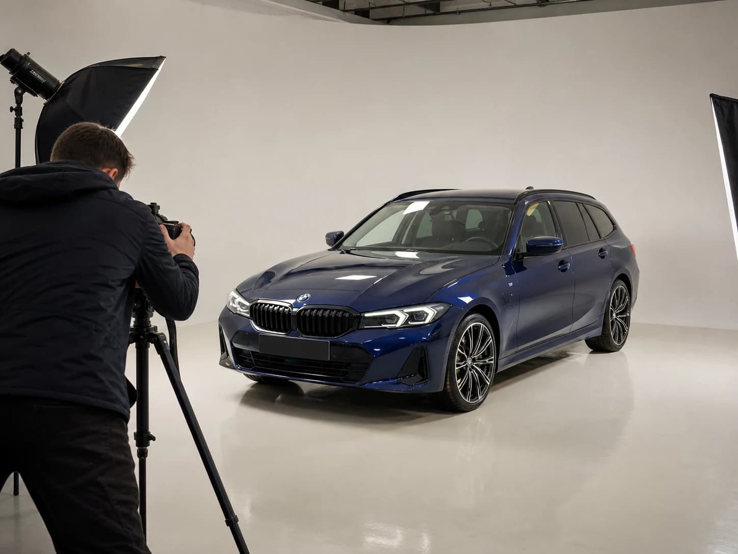 Profesionálně připravený automobil při fotografování pro komisní prodej